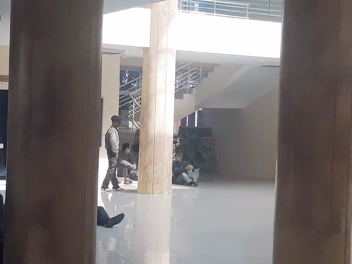 Nêu lý do dẫn tới việc kéo nhau tới LĐBĐ Việt Nam để uy hiếp đòi mua vé, các thương binh cho rằng họ không biết sử dụng máy tính và công nghệ nên không thể đặt được vé online.