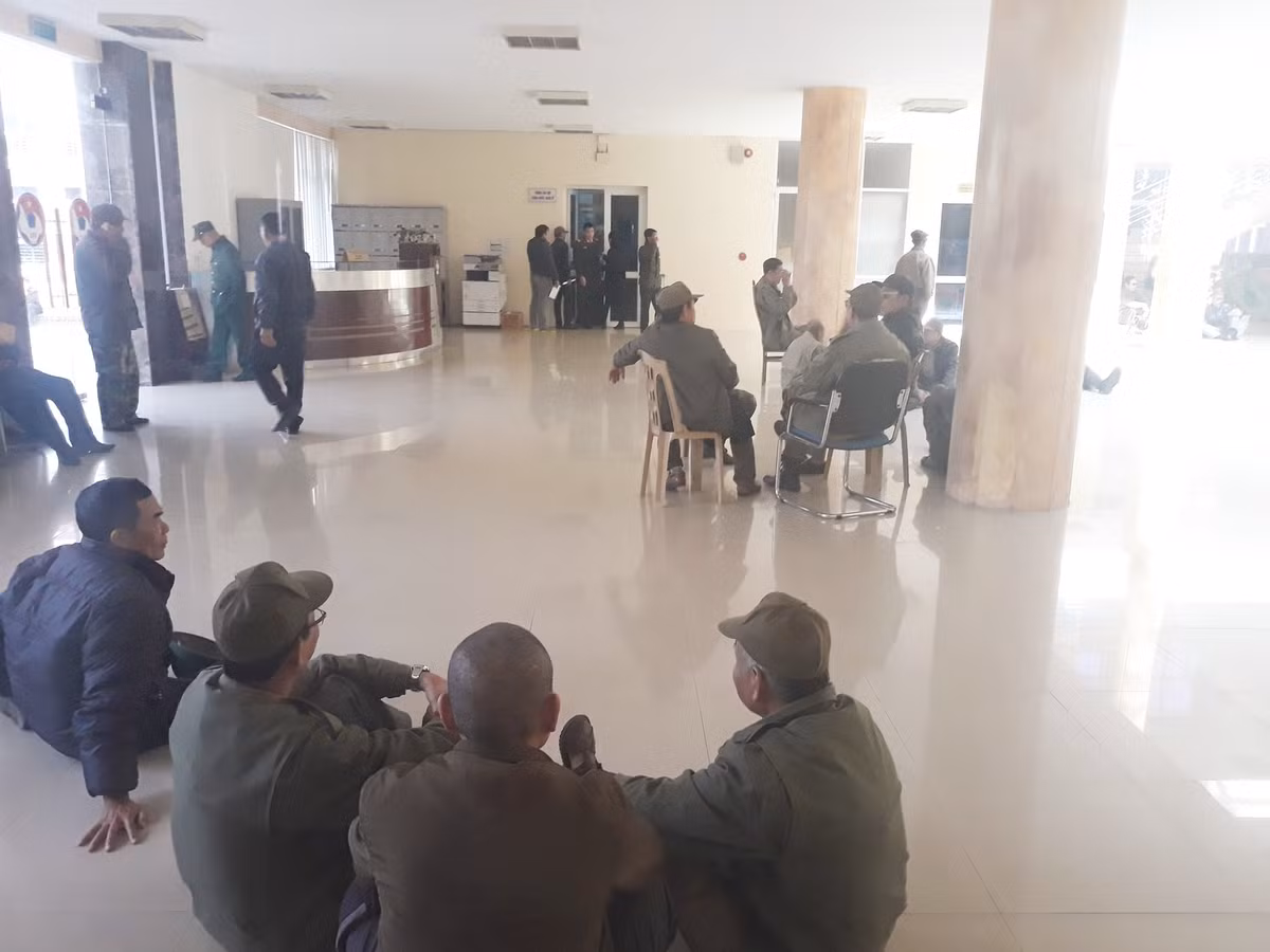 Tuy nhiên, nhìn vào thực tế, ở trên SVĐ QG Mỹ Đình, trong các trận đấu của đội tuyển Việt Nam, thì rất ít khi thấy bóng dáng của thương binh. Vậy số vé của những người thương binh này đã đi về đâu?