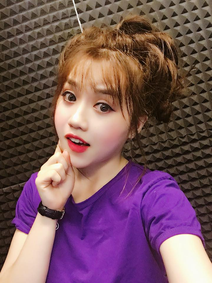 Trước đó, cộng đồng mạng đã biết tới Thùy Dung thông qua nhưng buổi livestream chia sẻ về tình yêu bóng đá, những clip cover các ca khúc nhưng thay phần lời liên quan đến bóng đá.