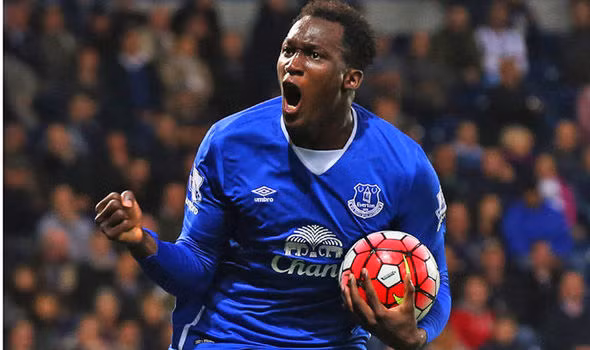 Everton hét giá Lukaku 100 triệu bảng: HLV Koeman biết rằng, cả M.U và Chelsea đều thèm khát Lukaku. Bởi vậy, ông tuyên bố thẳng thừng, bất kỳ đội bóng nào muốn chiêu mộ chân sút hộ pháp này thì phải bỏ ra khoản tiền không dưới 100 triệu bảng. Ảnh: Goal