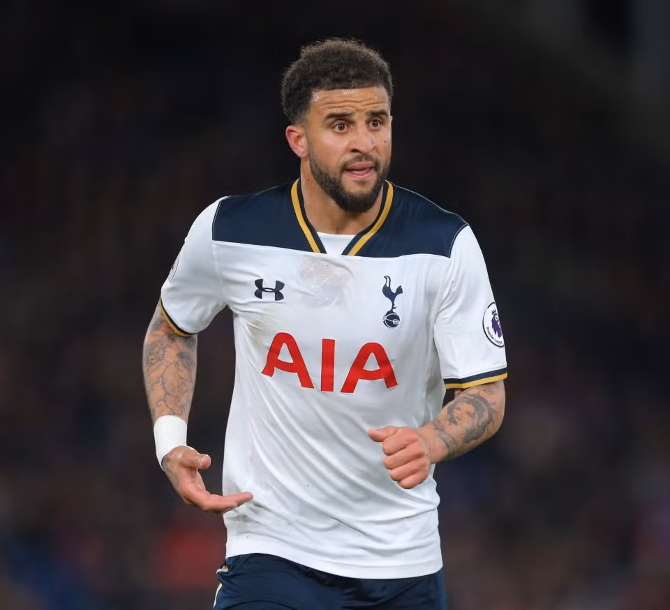 Tottenham "tiễn" Kyle Walker: Tờ Sunday Mirror số ra hôm nay (21/05) cho hay về chuyển nhượng cầu thủ khi ban lãnh đạo Tottenham Hotspur đã 'bật đèn xanh' cho các câu lạc bộ muốn chiêu mộ hậu vệ phải Kyle Walker. Một tín hiệu vui cho Chelsea, Manchester City và cả Bayern Munich. Spurs ra giá tới 40 triệu bảng cho cầu thủ đã có 6 kiến tạo mùa này. Ảnh: Sunday Mirror