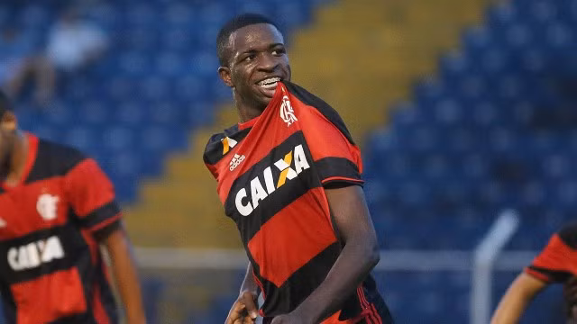 Real đã có Neymar 2.0: Với mức phí chuyển nhượng lên đến 45 triệu euro, Flamengo đã đồng ý bán tiền đạo 16 tuổi- Vinicius Junior cho đội bóng Hoàng gia. Điều đáng nói, trận đấu với Atletico-GO tại giải VĐQG Brazil mới là lần thứ hai ngôi sao trẻ được hít thở bầu không khí bóng đá chuyên nghiệp. Ảnh: Goal