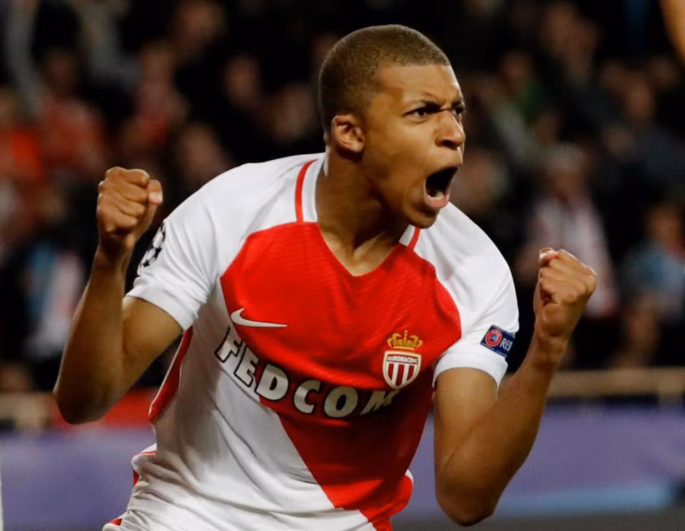 Giá nào cho Mbappe?: Theo các nguồn tin chuyển nhượng bóng đá mới nhất mà Telegraph (Anh) có được, Real Madrid đang sẵn sàng đón Kylian Mbappe bằng cách chi 103 triệu bảng (tương đương 120 triệu euro) cho AS Monaco. Lời đề nghị vô cùng sốc này sau đó bị đội bóng xứ Công quốc từ chối. AS Monaco muốn giữ Kylian Mbappe ít nhất thêm một mùa giải nữa, và sẽ chỉ bán cầu thủ sau World Cup 2018. Bên cạnh đó, họ cũng đang gấp rút soạn thảo bản hợp đồng mới và đề nghị chân sút 18 tuổi ký mới. Ảnh: Telegraph