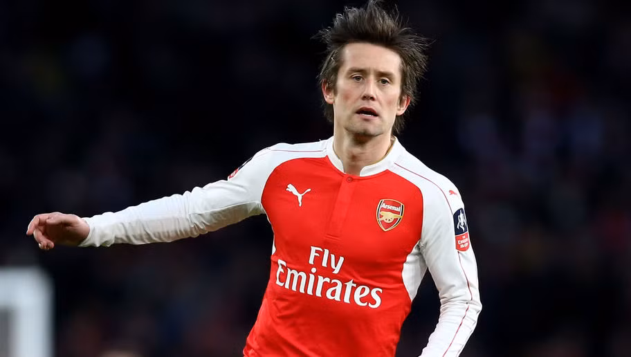 Nghỉ thi đấu từ đầu mùa, chỉ vừa trở lại 20 phút trong trận thắng Burnley ở FA Cup hồi tháng 1, thế nhưng Tomas Rosicky lại tiếp tục nằm viện vì chấn thương mới. Cầu thủ này không có nhiều cơ hội ra sân lần nữa ở mùa này và khả năng cùng ĐT CH Séc đến Pháp là rất nhỏ.