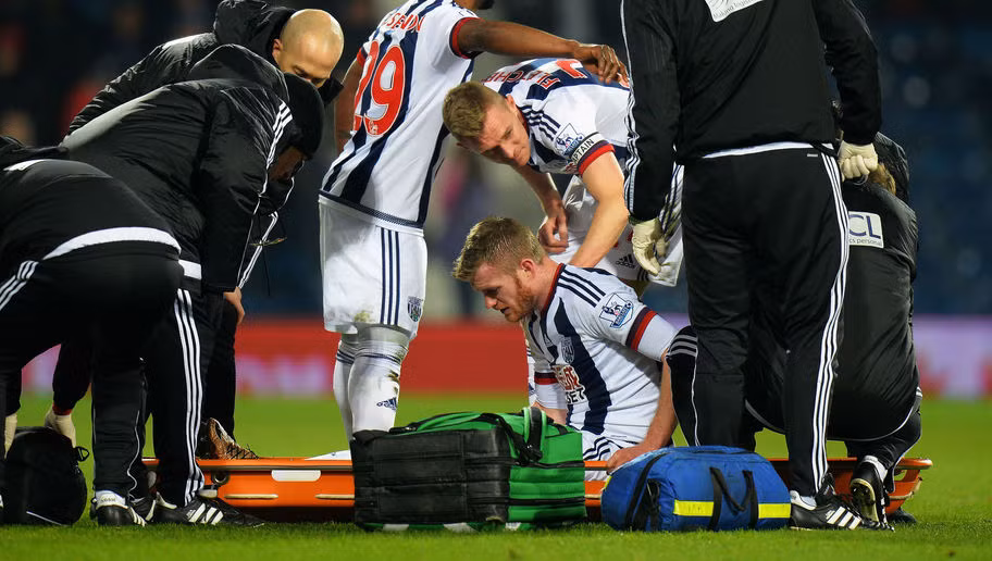 Chris Brunt là trụ cột hàng đầu của ĐT Bắc Ireland khi giúp ĐT này lần đầu tiên trong lịch sử góp mặt tại VCK Euro. Thế nhưng cầu thủ của West Brom lại kém may khi dính chấn thương dây chằng đầu gối rất nặng trong trận gặp Crystal Palace hồi cuối tháng 2. Cầu thủ này chỉ có thể trở lại vào tháng 10, lỡ nửa giai đoạn lượt đi mùa giải Premier League 2016/2017 chứ chưa kể tới Euro.