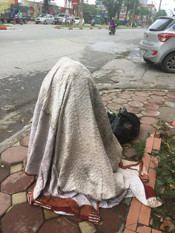 Nếu như vào buổi sáng những món đồ như ma-nơ-canh bị vứt ra đường chẳng mang lại sự sợ hãi cho mọi người nhưng màn đêm buông xuống mọi thứ thì hoàn toàn ngược lại.