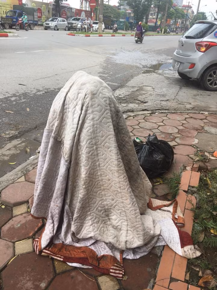 Nếu như vào buổi sáng những món đồ như ma-nơ-canh bị vứt ra đường chẳng mang lại sự sợ hãi cho mọi người nhưng màn đêm buông xuống mọi thứ thì hoàn toàn ngược lại.