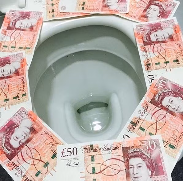 Để việc đi vệ sinh êm ái hơn, nhiều cậu ấm, cô chiêu đã lót tiền lên bệ như thế này.