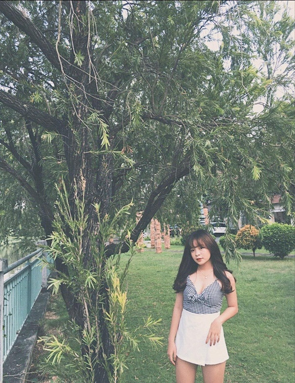 Khánh Vân thường xuyên diện quần sooc ngắn, áo croptop để khoe số đo lý tưởng 72-62-90 và trang điểm theo phong cách ngọt ngào, trẻ trung.