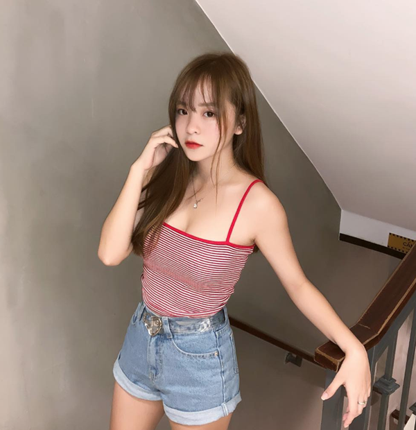 Nữ sinh 10X kiếm tiền nhờ hát nhép được dân mạng chú ý có tên Như Chu Thị Khánh Vân (sinh năm 2001, tại TP.HCM). Cô bạn này nổi tiếng từ những clip hát nhép của mình và đặc biệt là gương mặt xinh xắn, body ổn, gu thời trang hợp thời.