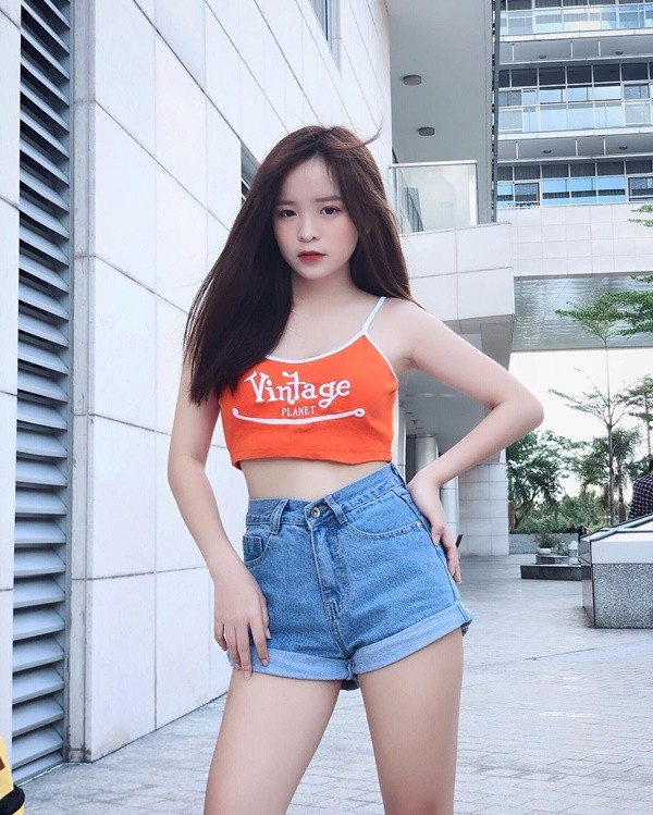 Ngoài gương mặt đẹp, Khánh Vân còn được trời phú cho thân hình khá đẹp cùng gu ăn mặc năng động, quyến rũ.