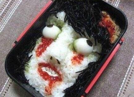 Những hộp cơm mới được dân mạng đăng tải, cảm nhận đầu tiên của nhiều người đó là sự rùng rợn và muốn đóng nắm ngay lập tức.