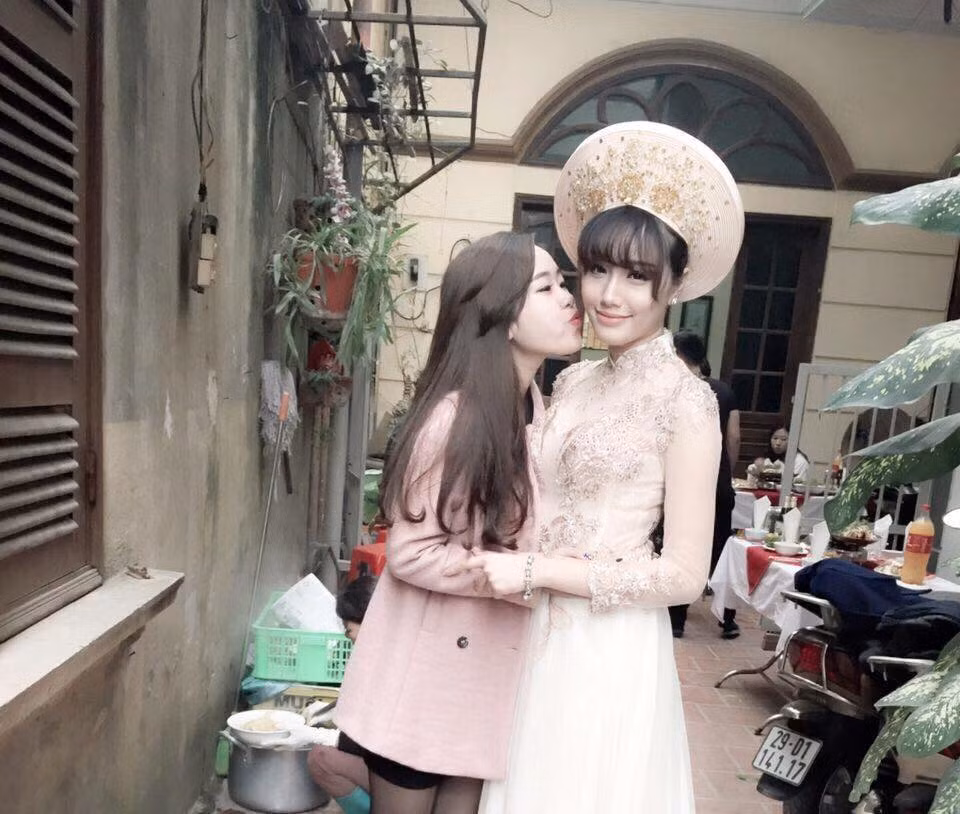 Ngân Búng được biết đến là hot girl Đại học Ngoại thương khá nổi tiếng. Tháng 10 vừa qua, cô nàng hot girl xinh đẹp này còn khiến nhiều người trầm trồ thán phục bởi tốt nghiệp Đại học Ngoại Thương với tấm bằng loại Giỏi trong tay.