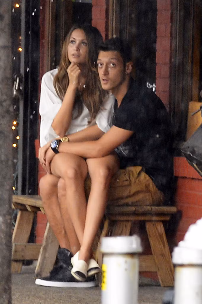 Mesut Oezil (Arsenal) và bạn gái Capristo.