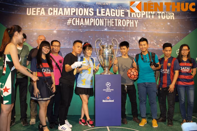 Chiếc cúp được NHM Thủ Đô tranh thủ chụp ảnh cùng.