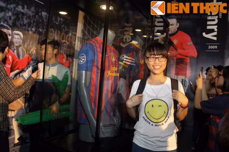 Đây không phải lần đầu tiên mà chiếc cúp danh giá nhất châu Âu chọn Hà Nội là điểm dừng chân. Thế nhưng với sức hấp dẫn của nó cũng như đại sứ mang nó tới Việt Nam khiến nhiều NHM phải bỏ thời gian để đến chiêm ngưỡng.