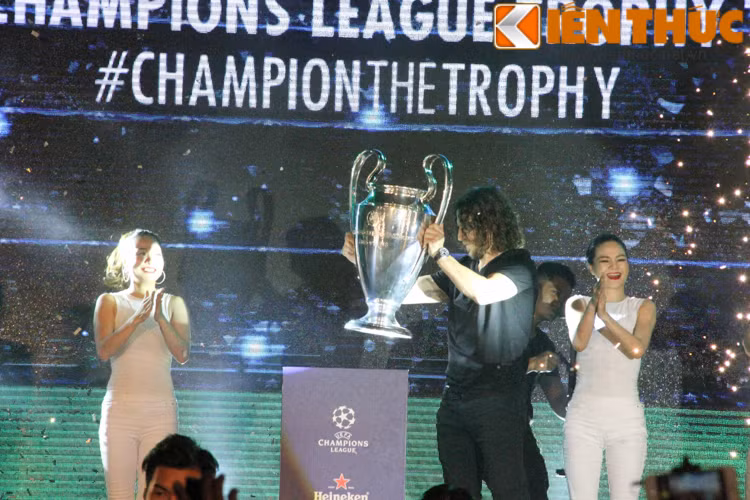 Giây phút được nhiều người mong chờ nhất của sự kiện tới khi chiếc cúp bạc danh giá UEFA Champions League cùng với đại sứ Carles Puyol xuất hiện khiến bầu không khí nóng hơn bao giờ hết.