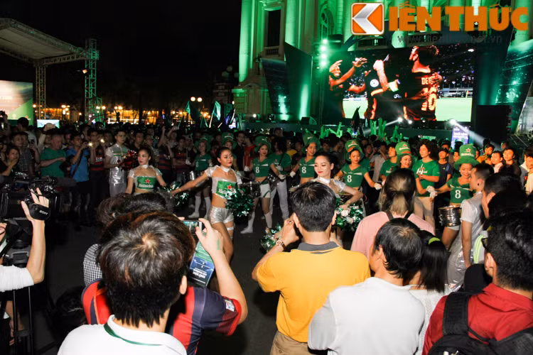 Trước giờ chiếc cúp tới, BTC chương trình đã tổ chức rất nhiều hoạt động vui chơi giải trí có thưởng liên quan đến kiến thức bóng đá. Bên có đó còn là những điều nhảy hết sức sôi động từ những cô gái chân dài, xinh đẹp càng làm gia tăng sức nóng của sự kiện.