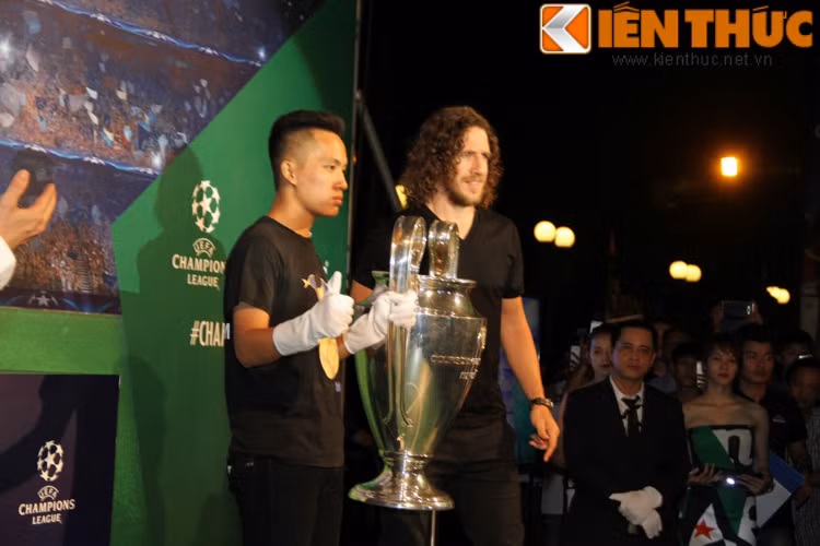 Sau khi chiếc cúp được đưa đến, đại sứ Carles Puyol đã trao cúp cho đại diện một NHM của Thủ Đô để thử cảm giác nâng cao chiếc cúp này.