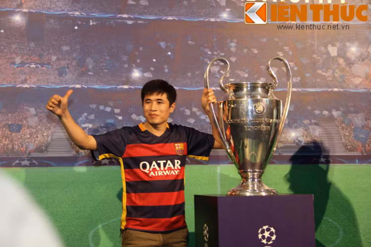 Chia sẻ về cảm xúc khi may mắn được chụp ảnh với chiếc cúp, bạn Hoàng Anh hiện là CĐV của CLB Barca tại Việt Nam chia sẻ: "Mình rất vui và sung sướng khi được đứng cạnh chiếc cúp vô địch danh giá và mình hy vọng rằng CLB Barcelona năm nay sẽ tiếp tục sở hữu chiếc cúp này để thống trị châu Âu".