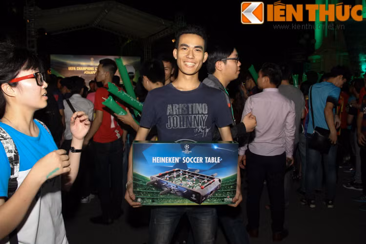 Đại sứ được UEFA lựa chọn để mang chiếc cúp vô địch đến Việt Nam năm nay là cựu trung vệ đội trưởng của CLB Barcelona - Carles Puyol. Trước khi dừng chân tại Hà Nội, cúp vô địch UEFA Champions League đã tới TP HCM, Cần Thơ, Đà Nẵng.