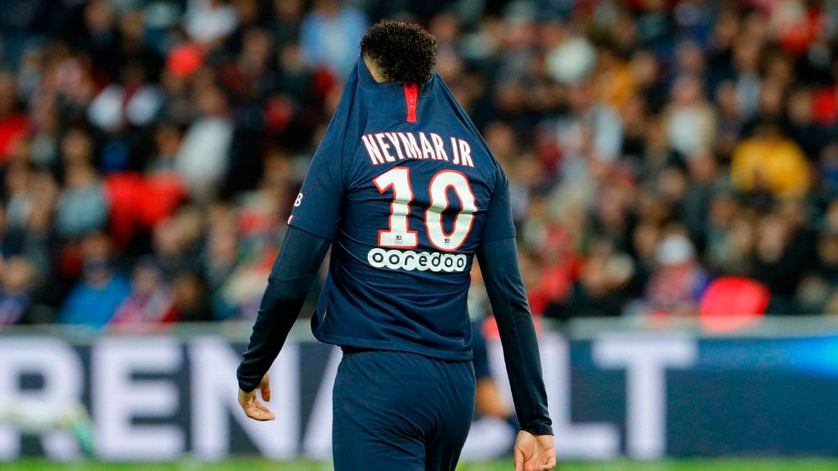 Neymar hứa toàn tâm toàn ý cống hiến cho PSG sau khi không thể trở lại Barcelona hồi Hè vừa qua. Tuy nhiên, tin tức mới nhất cho hay, Barca chưa từ bỏ kế hoạch tái ký tiền đạo Brazil ngay trong kỳ chuyển nhượng mùa Đông, tháng 1/2020.