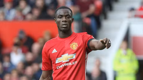 Theo Tuttosport, AC Milan đã ngỏ lời hỏi mua trung vệ Eric Bailly tới MU. Đại diện Italia rất tự tin sẽ có được chữ ký của Eric Bailly khi trung vệ người Bờ Biển Ngà không thể tìm được chỗ đứng trong đội hình của HLV Jose Mourinho.