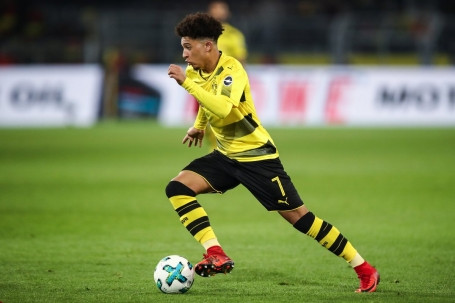 Jadon Sancho - cầu thủ hàng hot đang chơi thăng hoa trong màu áo Dortmund khẳng định, bản thân không hề quá lo nghĩ tới chuyện đi hay ở mà chỉ muốn tập trung giúp Dortmund hướng tới một mùa giải thành công. Sancho đang được khá nhiều CLB Premier League liên hệ như Arsenal, Liverpool, MU và Man City.