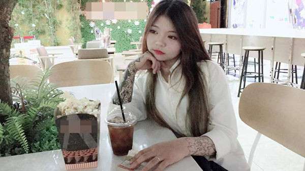 Nửa năm sau đó, Phụng xăm kín chân trái và phần dưới ngực. Với hàng chục hình xăm lớn nhỏ trên người, Phụng luôn là tâm điểm chú ý mỗi lần xuất hiện trước đám đông.