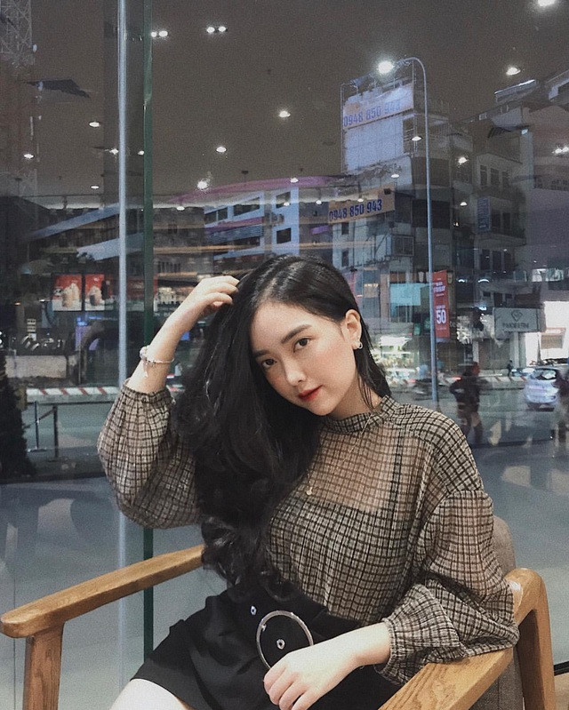 "Skincare của chị phong phú, đấy là cách chăm sóc da của riêng chị. Còn em chăm sóc da như thế nào đấy là việc của em, chị bắt em dùng kem giống chị à? Chị đây cũng không rãnh rỗi cho người không thích xem như em? Chị cũng đâu trả tiền cho em xem hả cô bé. Không thích thì đừng xem. Thế thôi. Còn nếu thích soi mói thì xin mời ra ngoài", Hà Trang nói thêm.