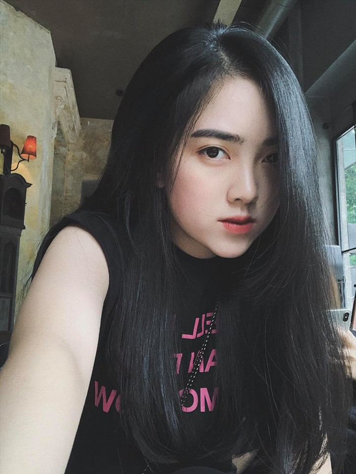 Theo tìm hiểu, bạn gái Hà Đức Chinh có tên Hà Trang. Cô bạn này gây ấn tượng với số đo 3 vòng cực chuẩn cùng phong cách ăn mặc đa dạng.