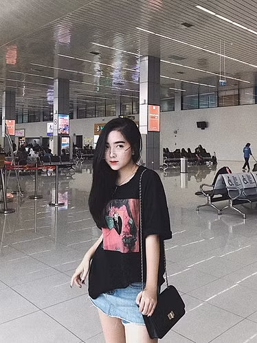 Đây là lần đầu tiên hot girl Mai Hà Trang “xù lông”, đáp trả lại những bình luận tiêu cực của cư dân mạng kể từ khi Đức Chinh công khai chuyện tình cảm. Thế nhưng, chưa đầy 1 tiếng bình luận đáp trả Mai Hà Trang đã nhanh chóng xóa cuộc đối thoại này.