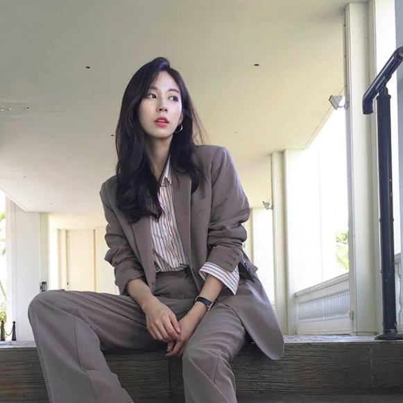 Hiện tại, đoạn clip trên tiếp tục nhận được nhiều sự chú ý của cư dân mạng. Nickname Hà An chia sẻ: "Có người yêu thích ghê, cùng nhau đi du lịch rồi cùng làm clip, quay lại hết mọi khoảnh khắc đáng yêu thế này". Trong khi đó nhiều cô gái thì cũng tiện thể đăng đàn tìm người yêu với tiêu đề: "Anh học quay phim đi để quay cho em thế này nhé".