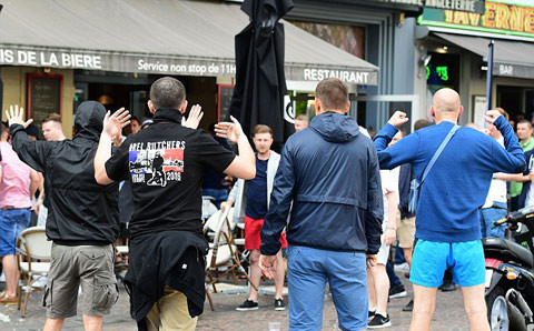 Nhiều NHM bình luận rằng Hooligan Anh nổi tiếng là bạo loạn với những màn xô xát nổi tiếng thế nhưng khi bị các CĐV Nga đánh phủ đầu là điều khá khó hiểu. Phải có sự tình gì đó dẫn đến việc này.