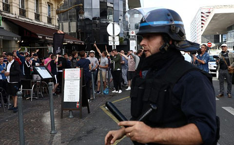 Chính HLV trưởng ĐT Nga - Leonid Slutsky đã lên tiếng "van xin" các Hooligan Nga ngừng làm loạn để tránh những hậu quả đáng tiếc cho ĐTQG nước này trong việc đi tiếp tại kỳ Euro 2016 lần này.