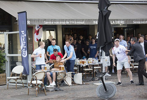 Trước đó, LĐBĐ Nga đã bị UEFA cũng như BTC Euro 2016 phạt 150.000 bảng và đối diện án phạt loại khỏi Euro do hành vi gây rối từ các nhóm CĐV.