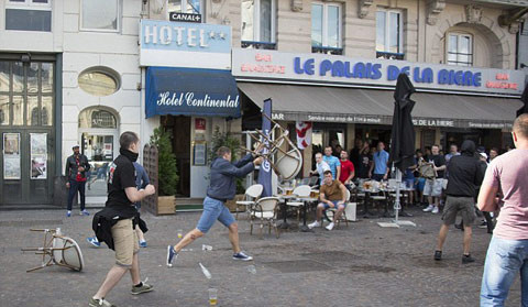 Chưa dừng lại ở đó, sau khi trận đấu giữa ĐT Anh và Nga kết thúc, nhóm CĐV quá khích của Nga đã tràn sang phần khán đài của fan Anh và đưa ra những màn ẩu đả khiến nhân viên an ninh tại sân phải vất vả để giải tán đám đông.