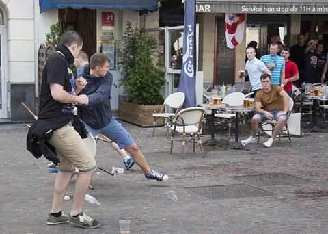 Ngày 14/6, không khí trước trận đấu giữa Anh và xứ Wales lại tiếp tục trở nên nóng bỏng khi các CĐV Nga một lần nữa tập kích nhóm CĐV của Anh và xứ Wales tại thành phố Lens bởi họ cho rằng các fan của 2 đội này đã cùng nhau "chửi" họ.