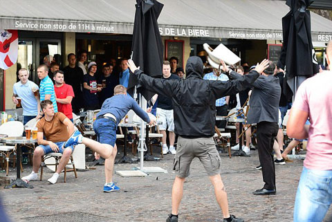 Mirror trích lời: "Theo một nhân chứng cho biết, nhóm Ultras người Nga đã khiêu khích các CĐV Anh tại một quán bar ở nhà ga xe lửa trung tâm Lille. Ghế và các vật dụng quen thuộc đã được 2 nhóm sử dụng làm "vũ khí". Tuy nhiên, lực lượng an ninh đã kịp thời có mặt và thêm 2 CĐV nữa của Nga bị bắt giữ".