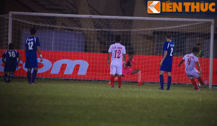 Việc đối thủ Philippines non nớt được thể hiện ngay khi trận đấu bước sang phút thứ 11, sau một pha tấn công nhanh của các cầu thủ U19 Việt Nam, hậu vệ Philippines đã lóng ngóng phạm lỗi trong vòng cấm và "biếu" Việt Nam một quả 11m. Trên chấm 11m, Đức Chinh đã xuất sắc đánh lừa thủ môn đội bạn mở tỷ số trận đấu.