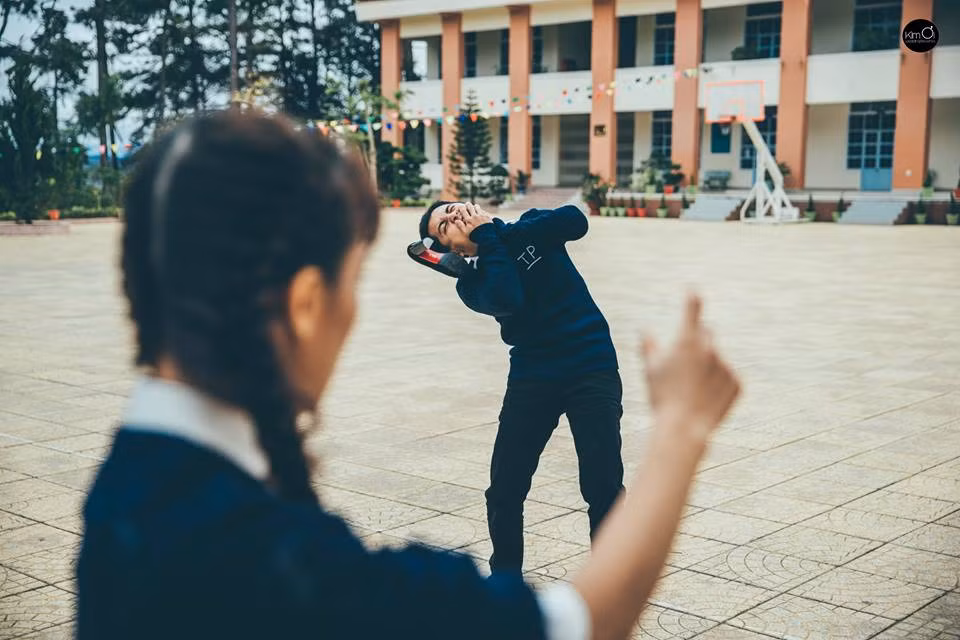 Màn guốc bay là cái kết mà chú rể phải nhận sau màn "nghịch ngu".