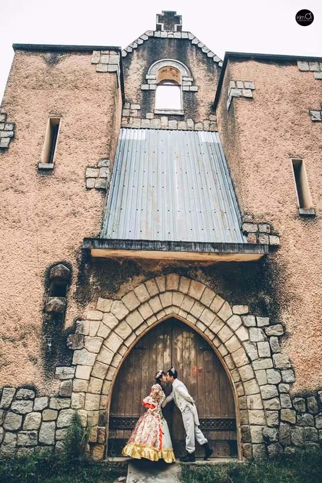 Cô dâu chú rể trải qua nhiều câu chuyện từ cổ tích với Tiên Hắc Ám rồi cảnh hiện đại năm 2015 để đến được với nhau.