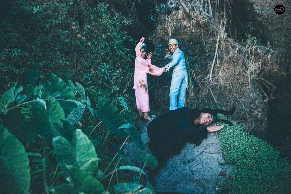 Mở đầu bộ ảnh là những hình ảnh được lấy ý tưởng từ bộ phim Tiên Hắc Ám nhưng đã được cách điệu lại một chút. Nàng công chúa bị "bà tiên" hóa thành thỏ bắt phục vụ. Nàng mong ngóng ngày được hoàng tử cứu giúp.