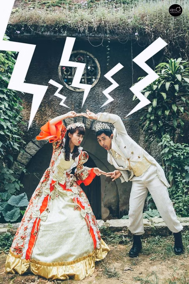 Rồi hoàng tử cũng xuất hiện, chàng giết bà tiên hắc ám bằng vũ khí độc đáo không ai ngờ, đó chính là mùi... hôi nách.