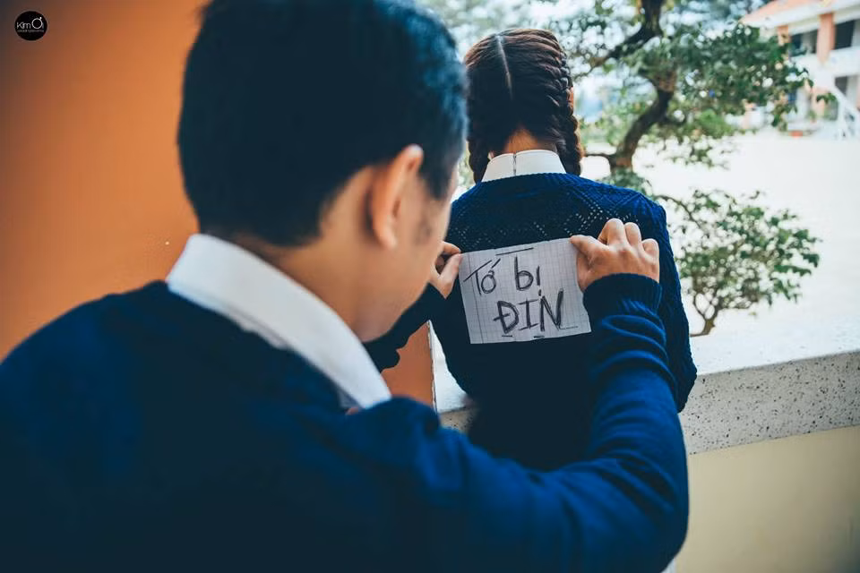 Câu chuyện trong bộ ảnh cưới hài hước tiếp tục với không gian ở hiện đại, năm 2015, có một nam sinh cá biệt thường xuyên đi chọc ghẹo các bạn gái. Đó là thú vui của anh chàng.