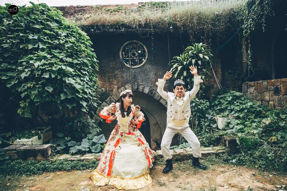 Sau khi bị hoàng tử tấn công, tiên hắc ám ngã lăn quay không còn biết trời trăng mây gió là gì. Sau khi được giải cứu, công chúa và hoàng tử sống vui vẻ hạnh phúc bên nhau.