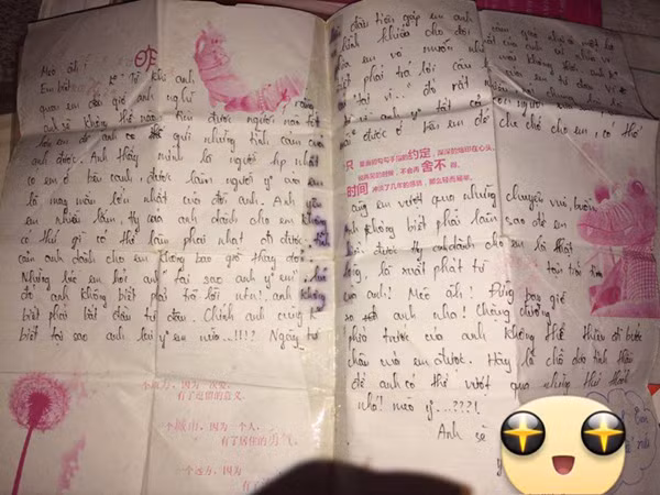 Lớp 10 vẫn ngây thơ nên còn viết cho nhau lá thư dài mấy trang. Bây giờ mở ra chỉ thấy buồn cười.