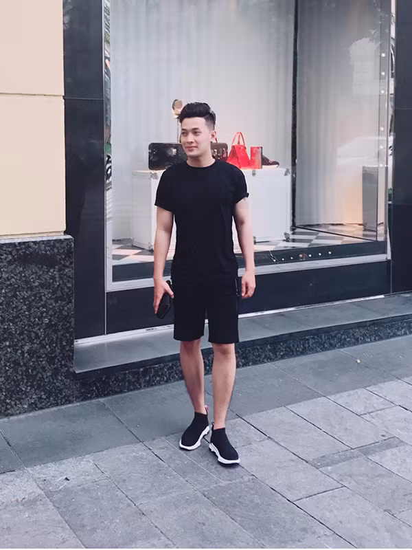 Những thông tin ban đầu của anh chàng áo blouse trắng nói trên được mở màn bằng dòng trạng thái khá tếu táo: 'Sâu răng hãy nghĩ đến anh' khiến chị em phải thốt lên: 'Xem ảnh là đã muốn đau răng rồi!' hay 'Anh ơi chữa răng cho em đi'.