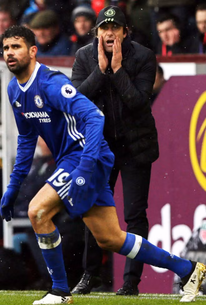 Chelsea dọa kiện Costa cứng đầu, đòi 50 triệu bảng: Theo tờ Express, nhà ĐKVĐ giải Ngoại hạng Anh sẽ đâm đơn kiện Diego Costa ra tòa án nếu tiền đạo người Tây Ban Nha gốc Brazil vẫn từ chối trở lại hội quân cùng CLB dưới thời HLV Antonio Conte. Thậm chí, Chelsea sẽ yêu cầu cựu chân sút của Atletico Madrid phải nộp phạt 50 triệu bảng khi bất tuân thượng lệnh khi trên danh nghĩa, anh vẫn là người của “The Blues”. Ảnh: The Express