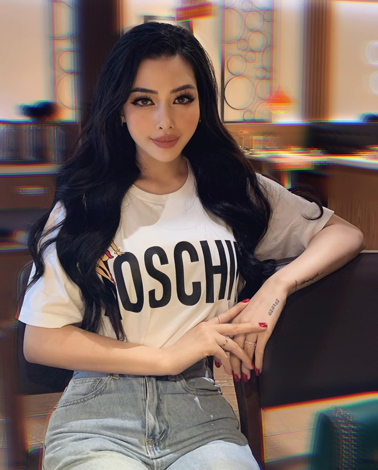 Tuy nhiên, cũng có không ít ý kiến cho rằng, nhan sắc của Mai Hương nhìn qua thôi đủ biết là "nhân tạo" (phẫu thuật thẩm mỹ).